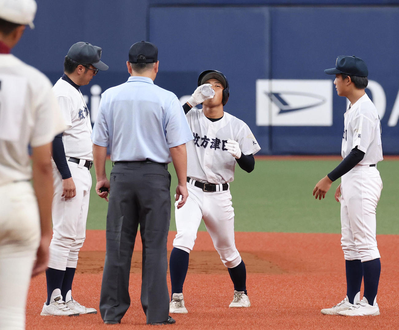 交野対枚方津田　8回裏枚方津田1死一、二塁、福山は藤原の内野安打で進塁するも二塁で足がつり水分補給する。左は見守る荒野監督（撮影・白石智彦）