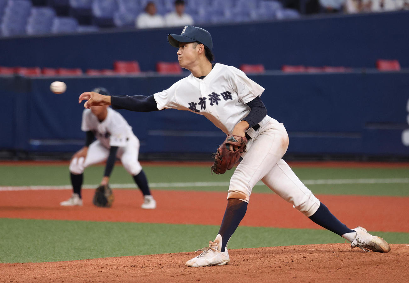 交野対枚方津田　交野戦に2番手で力投する枚方津田・大槙（撮影・白石智彦）
