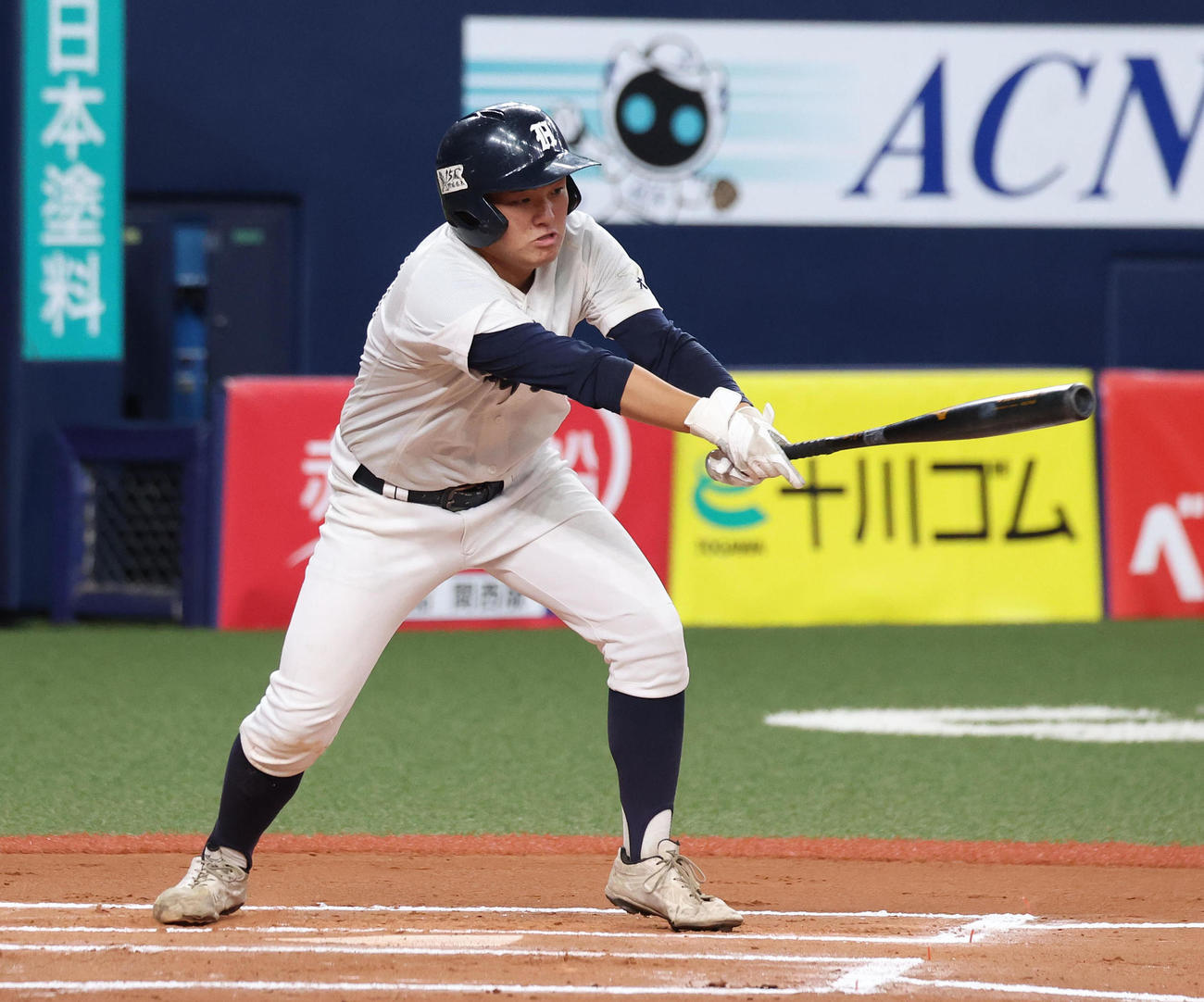 交野対枚方津田　6回裏枚方津田1死一塁、島村は中前打を放つ（撮影・白石智彦）