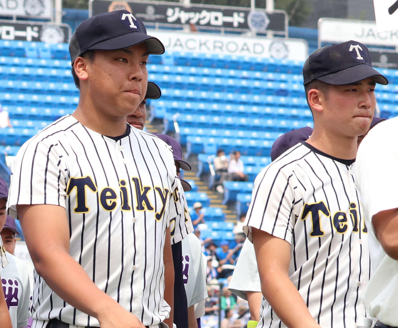 開会式で入場行進する帝京・奈良（左）と主将の西崎（撮影・佐瀬百合子）