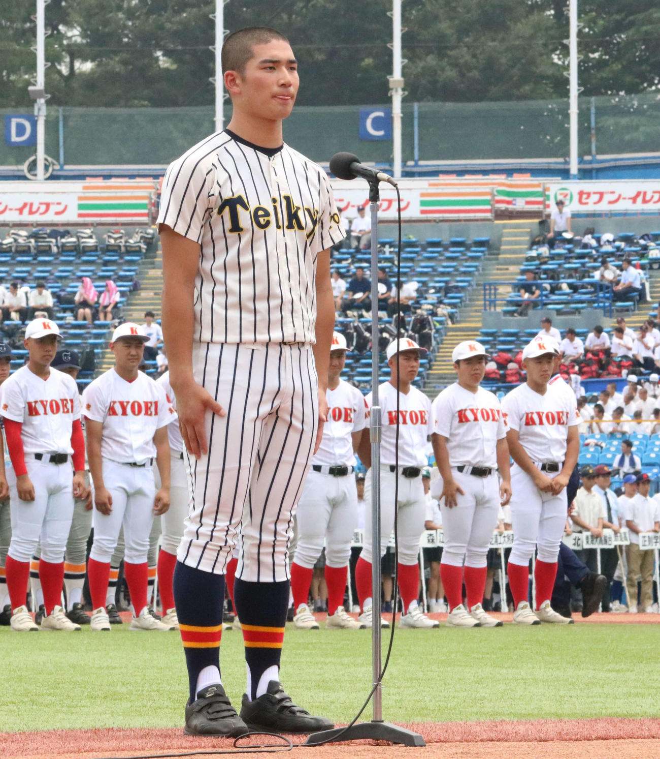 選手宣誓を務めた帝京・西崎主将（撮影・水谷京裕）