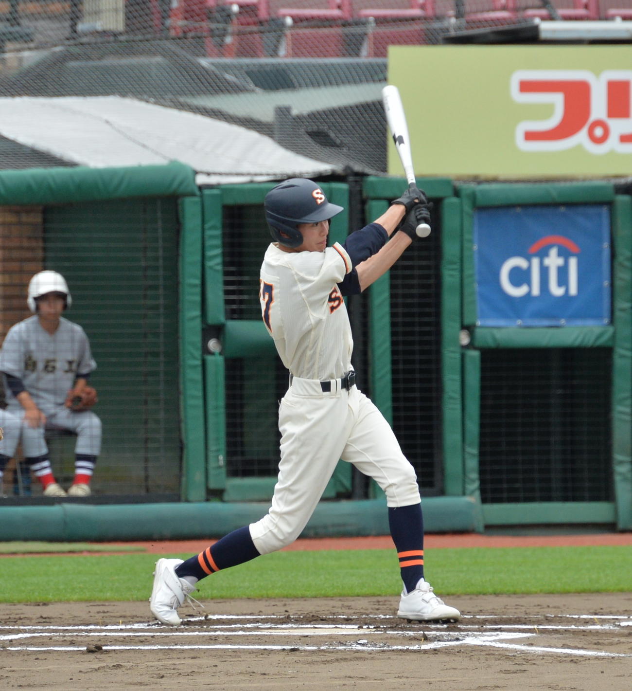 佐沼対白石工　2回表佐沼2死、大会初安打となる投手強襲の内野安打を放つ山田（撮影・濱本神威）