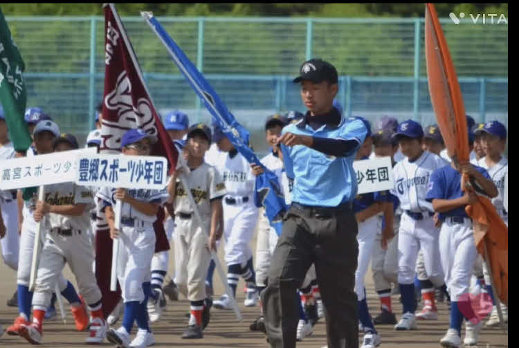 少年野球では審判を務め、大会の入場行進を先導する彦根工・北川尚貴記録員