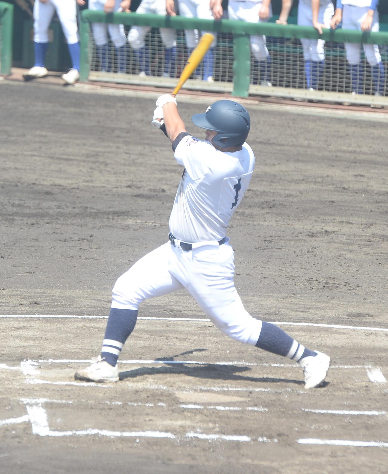 福岡対筑陽学園　先制タイムリーを含む3安打の活躍だった福岡・井崎（撮影・佐藤究）