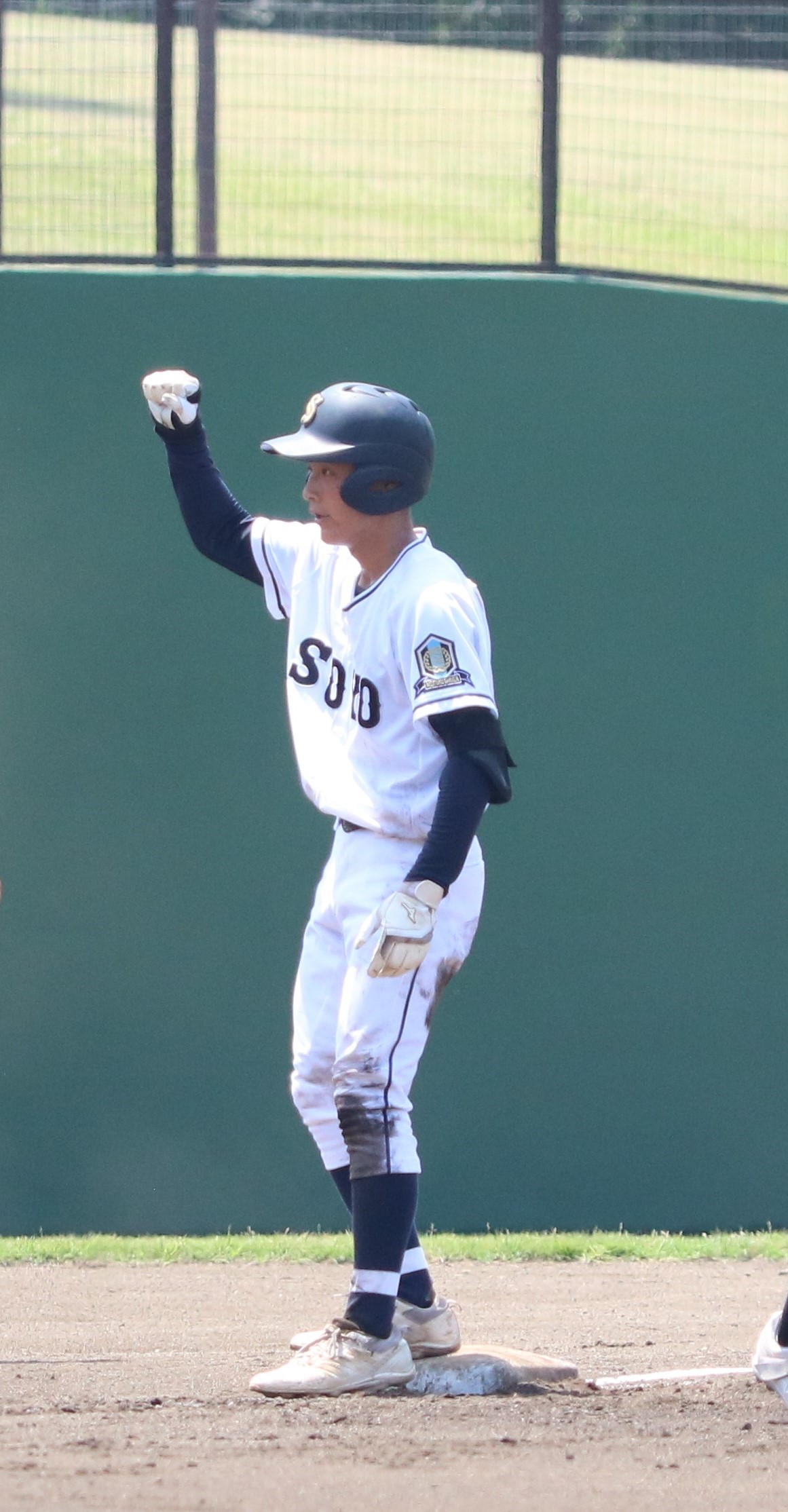 相洋対岸根　3回表相洋1死満塁、右方向へ3点適時三塁打を放ち、チームメイトへガッツポーズする末野（撮影・深田雄智）