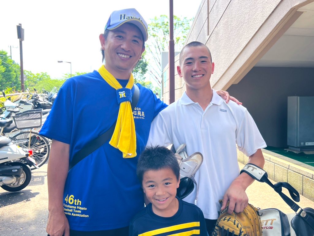 横浜隼人の山野井寛大捕手（右）と父の成仁さん。下は次男の瑛大くん（撮影・金子真仁）