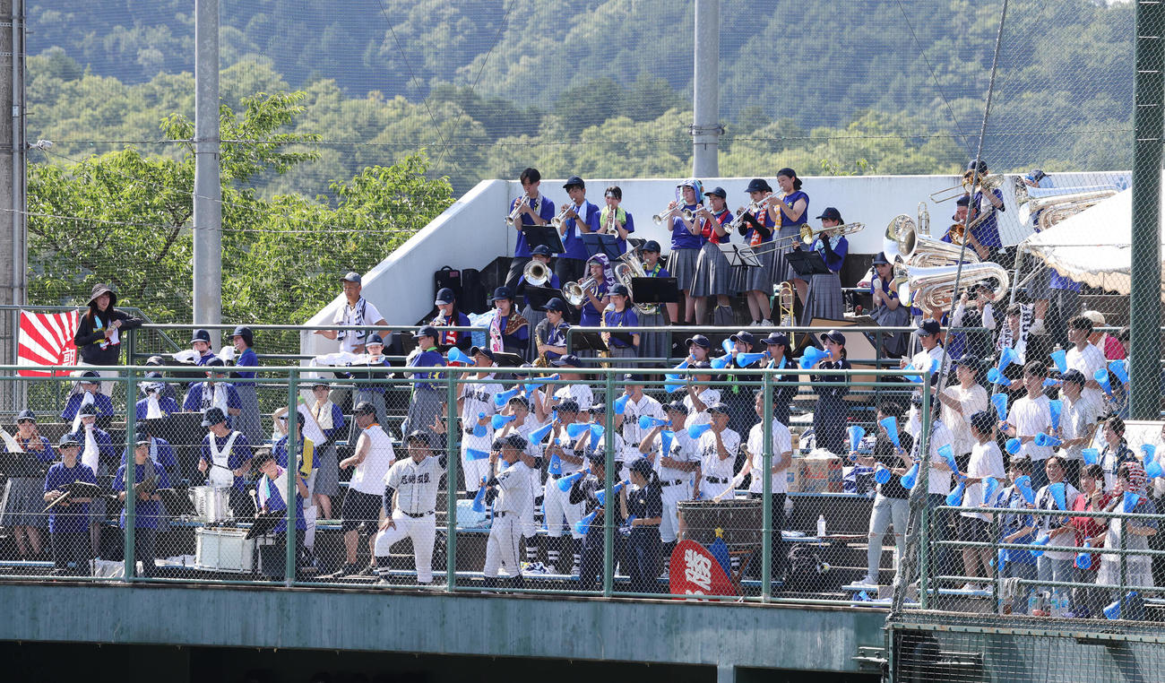 尼崎双星対東播工　尼崎双星ナインを生演奏で鼓舞するブラスバンド部と応援席（撮影・白石智彦）