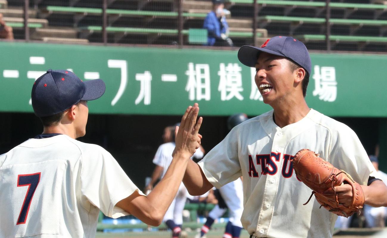 厚木対生田　タイブレークのピンチを切り抜け、先発を務めた栗本投手と喜ぶ2番手で登板の厚木・井ノ川投手（撮影・深田雄智）