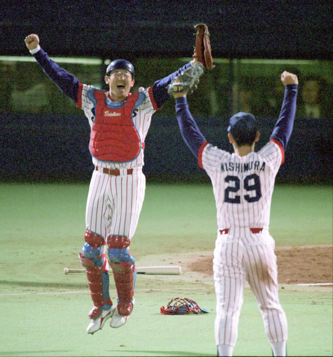 93年リーグ優勝を決めバンザイして喜ぶヤクルト古田敦也（左）と西村龍次