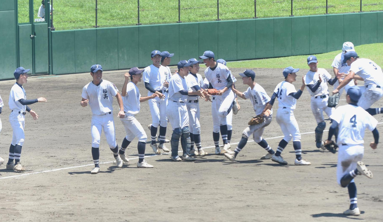 福岡対筑陽学園　試合に勝利し、笑顔を見せる福岡ナイン（撮影・佐藤究）