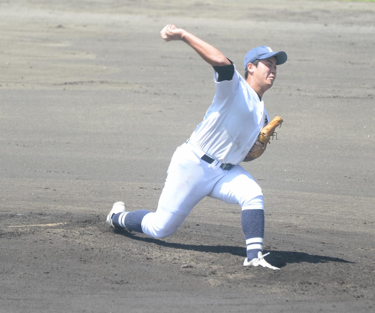 福岡対筑陽学園　先発した福岡・井崎（撮影・佐藤究）