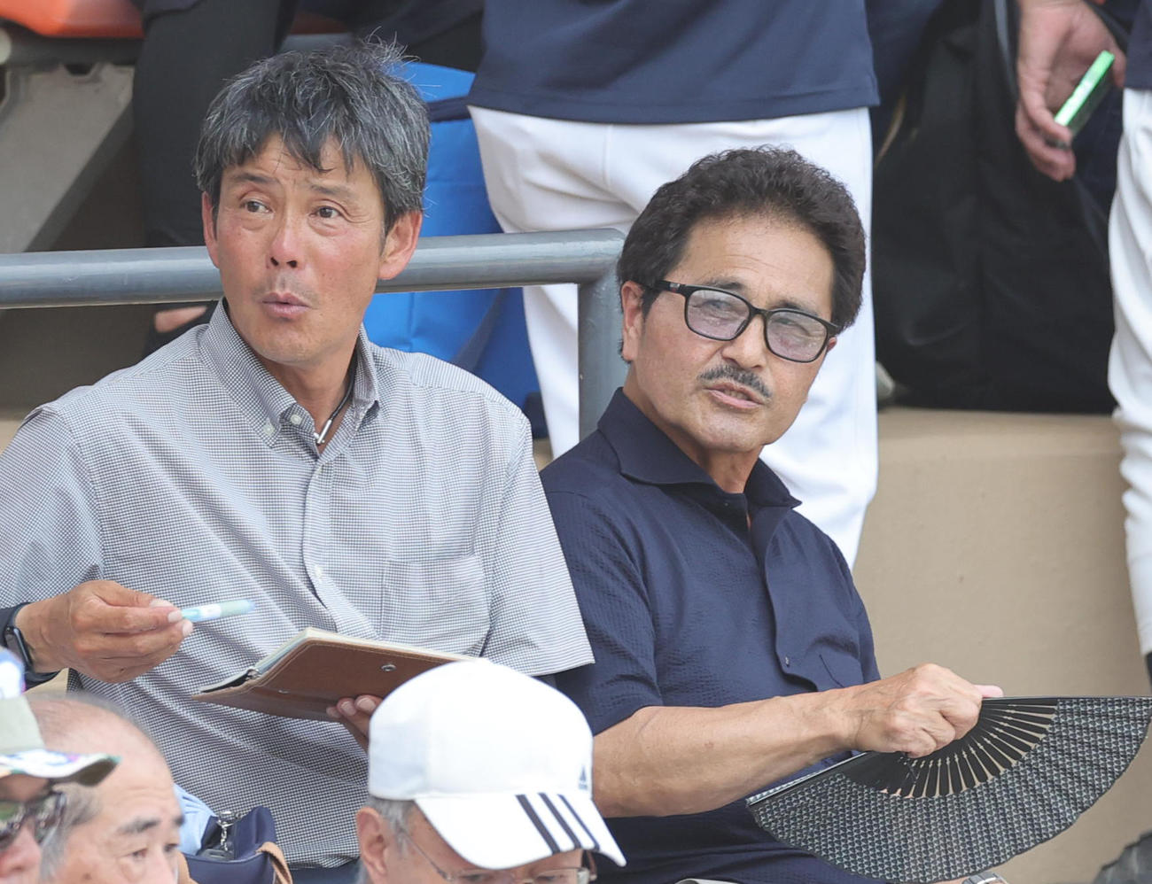 桐朋対富士森　観戦するカージナルス大慈弥スカウト（右）ら（撮影・野上伸悟）