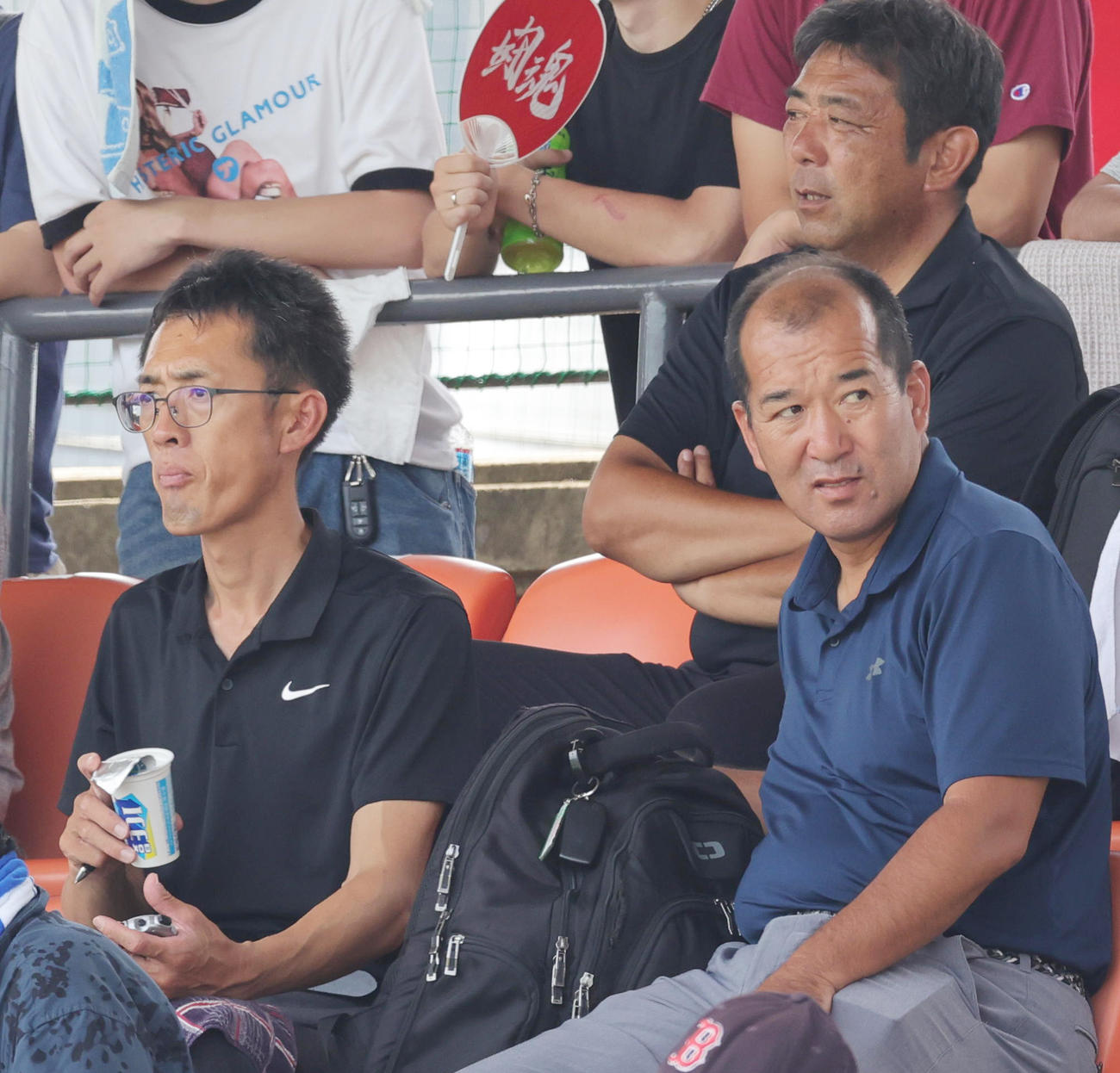桐朋対富士森　観戦する、手前左から木佐貫、織田、柏田（後方）の巨人スカウト陣（撮影・野上伸悟）