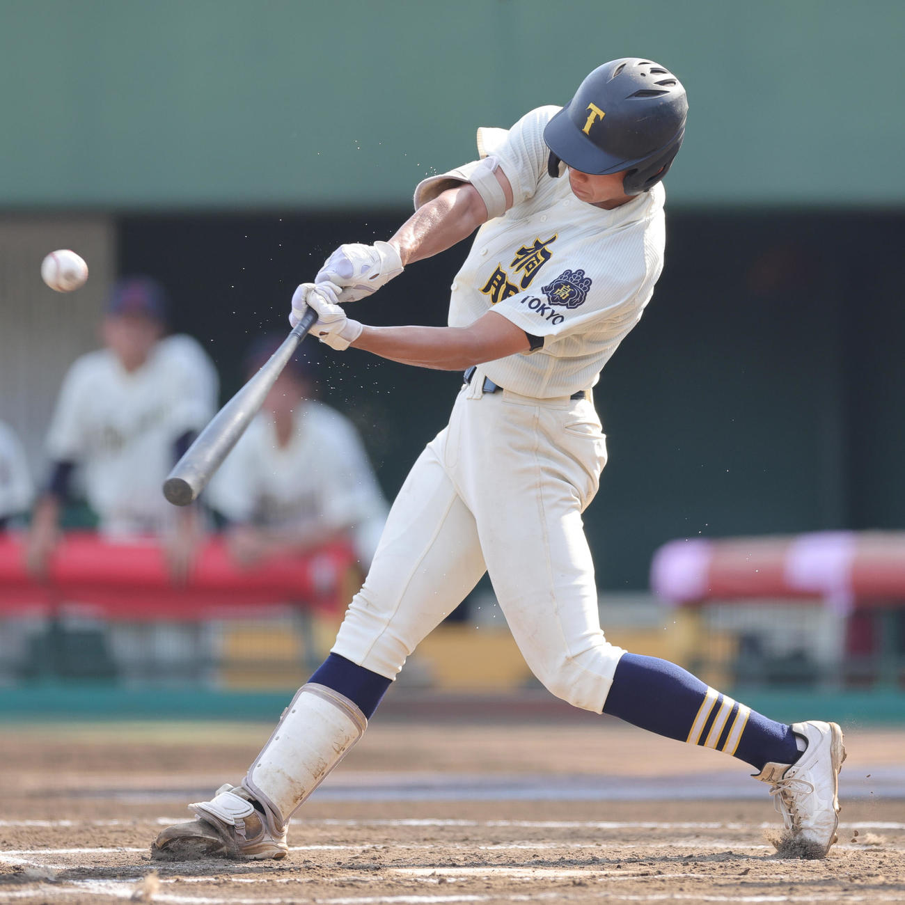 桐朋対富士森　1回表桐朋無死一、二塁、左飛に倒れる森井（撮影・野上伸悟）