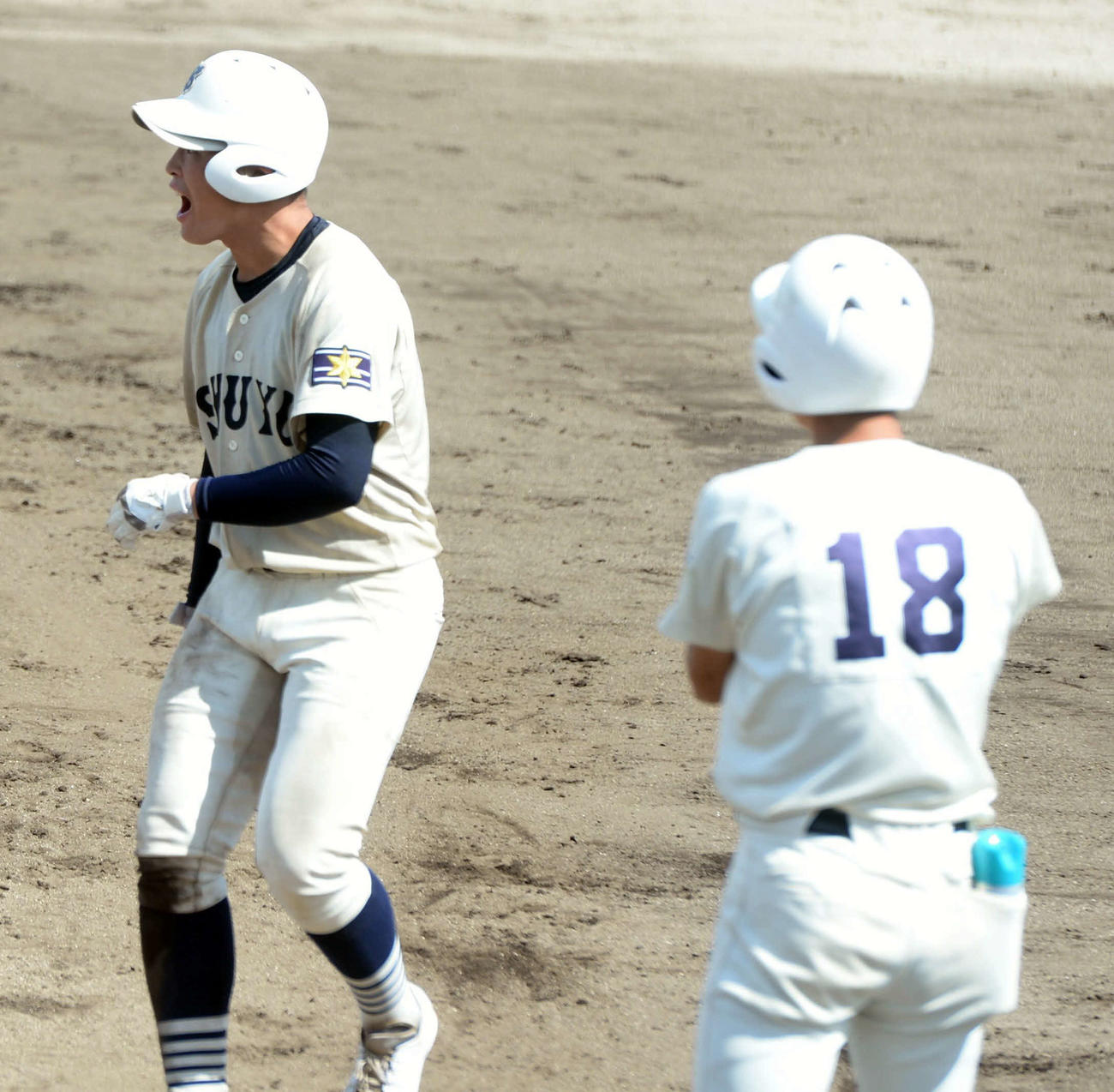 東福岡対修猷館　8回裏修猷館2死一、三塁、適時打を放ち、雄たけびを上げる西野（左）（撮影・佐藤究）