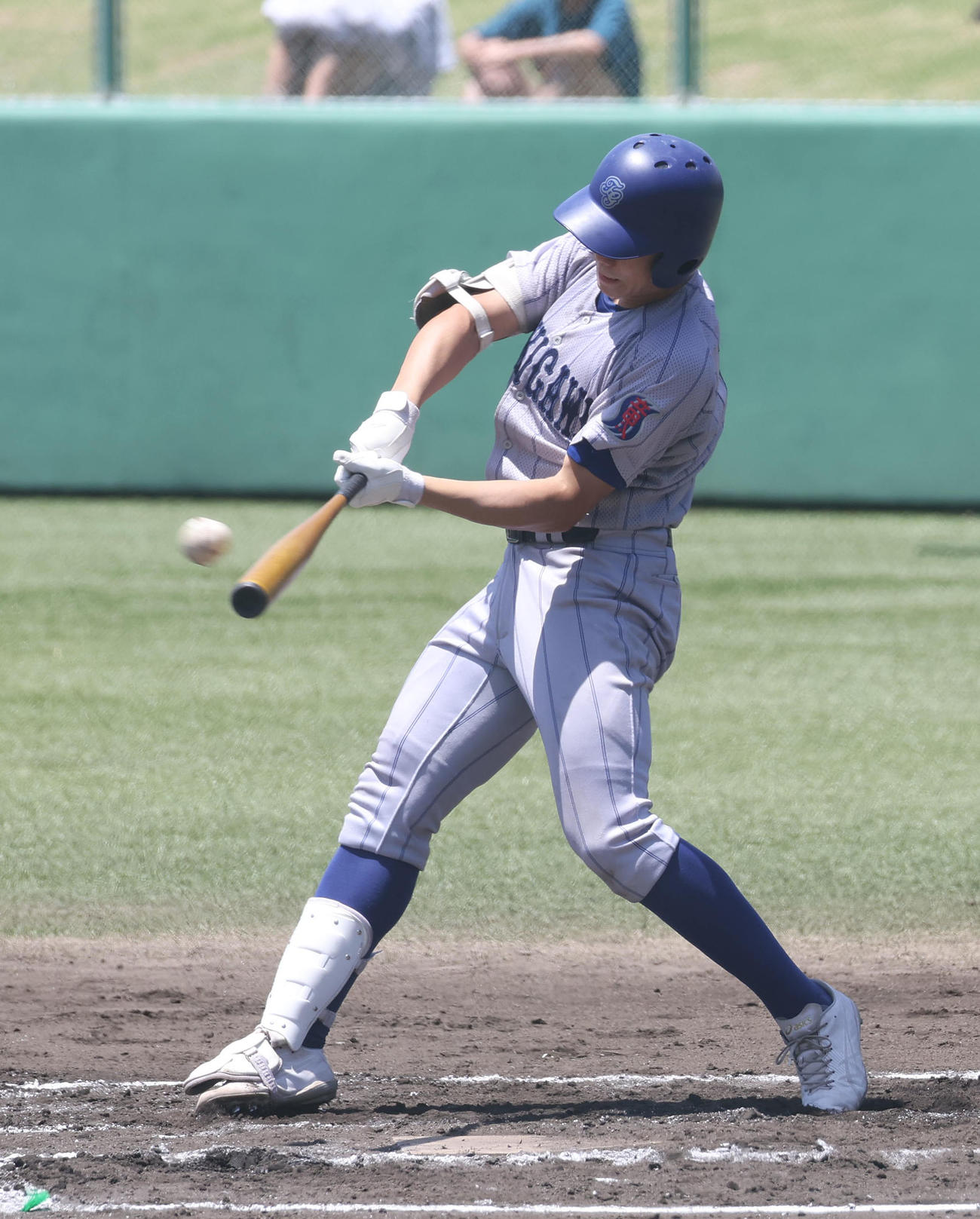 神戸商対滝川　6回裏滝川無死満塁、中村は走者一掃の右越え3点適時三塁打を放つ（撮影・白石智彦）