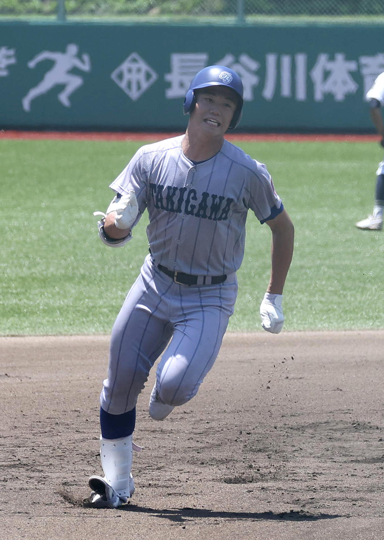 神戸商対滝川　6回裏滝川無死満塁、中村は走者一掃の右越え適時三塁打を放ち全力疾走する（撮影・白石智彦）