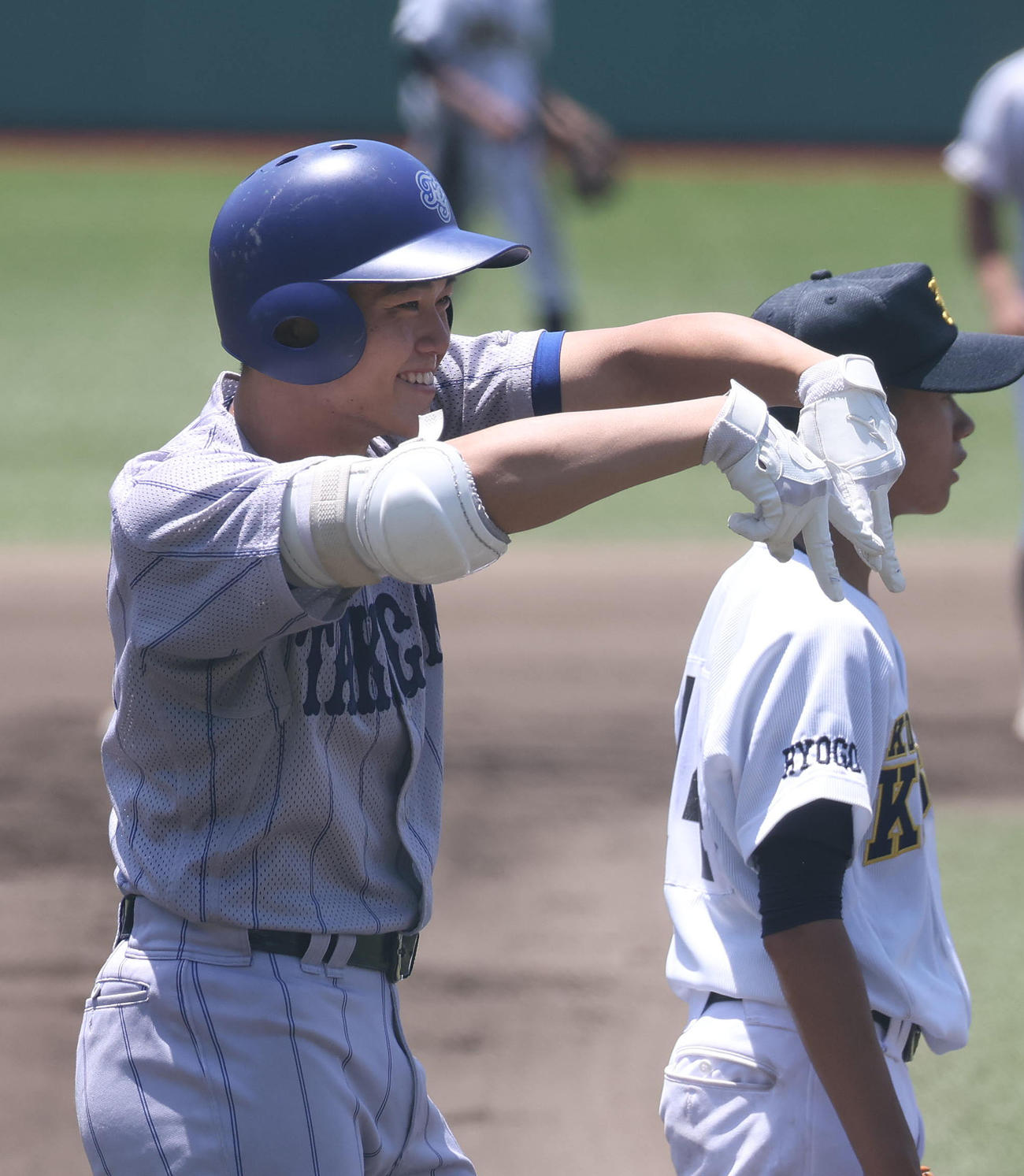 神戸商対滝川　6回裏滝川無死満塁、中村は走者一掃の右越え適時三塁打を放ち笑顔でポーズを作る（撮影・白石智彦）