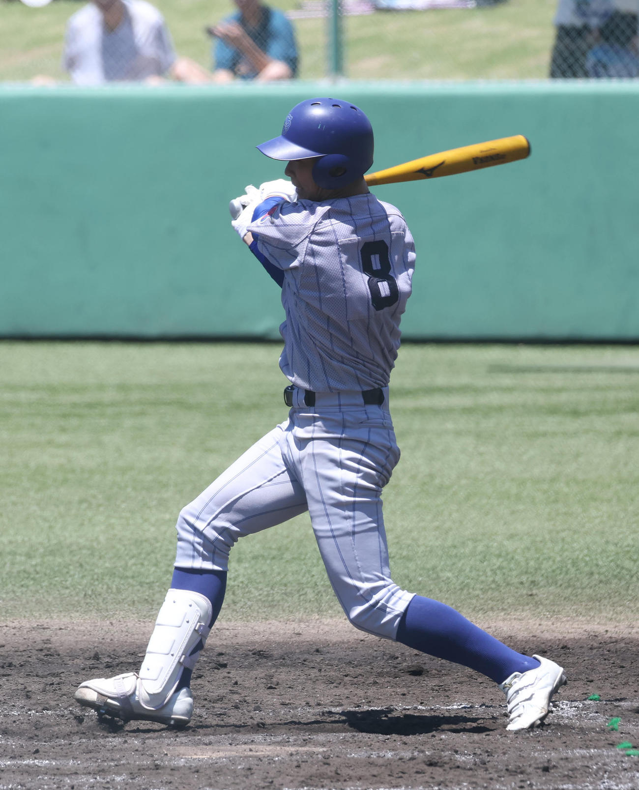 神戸商対滝川　4回裏滝川2死満塁、新井は2点適時内野安打を放つ（撮影・白石智彦）