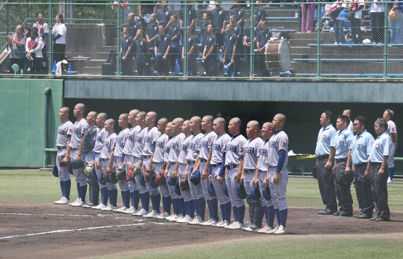 神戸商に7回コールド勝ちをして校歌斉唱で整列する滝川ナイン（撮影・白石智彦）
