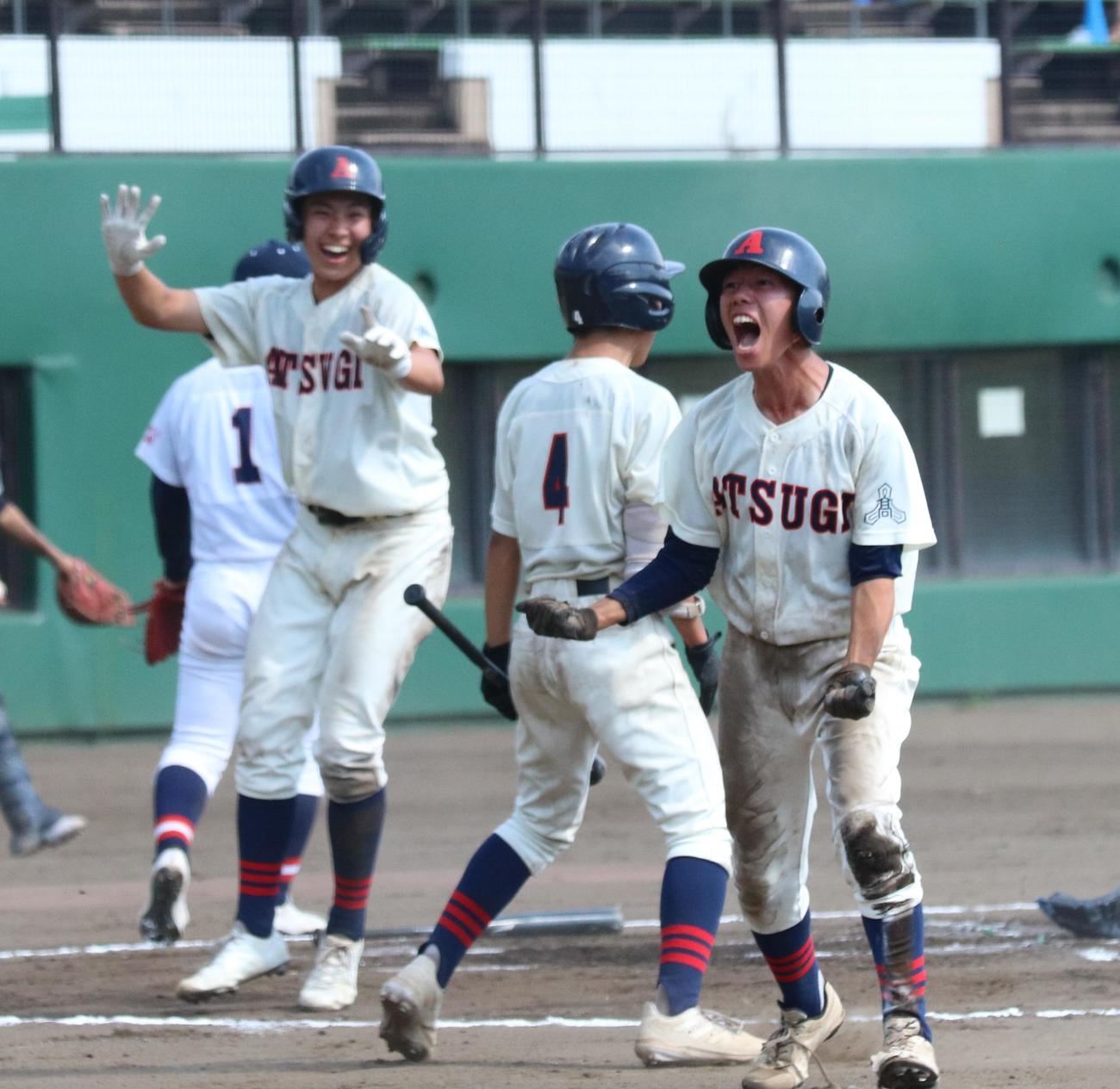 厚木－生田　タイブレーク10回裏厚木1死満塁、ワイルドピッチでサヨナラのホームを踏んだ厚木・比奈地選手（撮影・深田雄智）