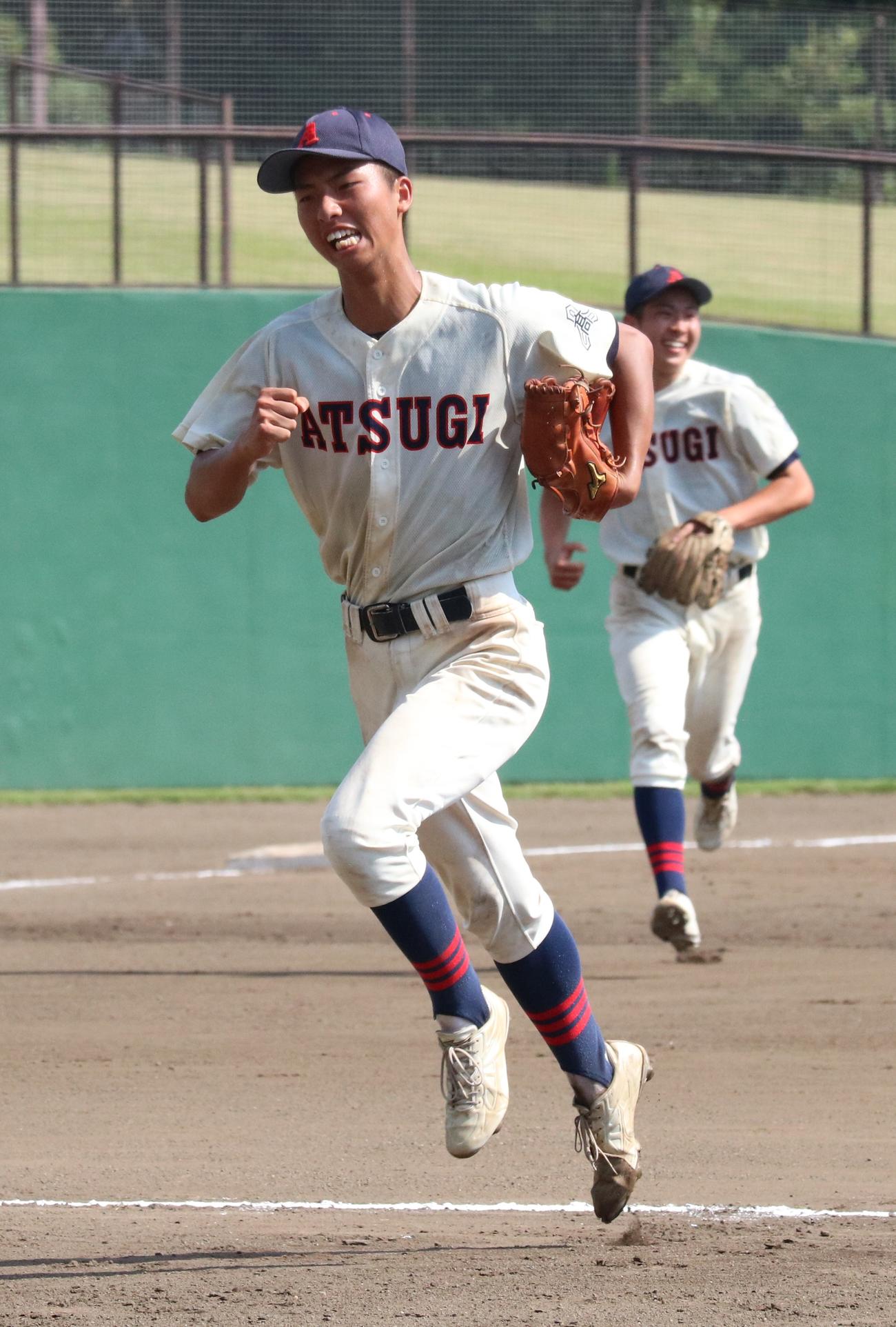 厚木－生田　タイブレーク10回表生田2死二，三塁のピンチを切り抜け喜ぶ厚木・井ノ川投手（撮影・深田雄智）