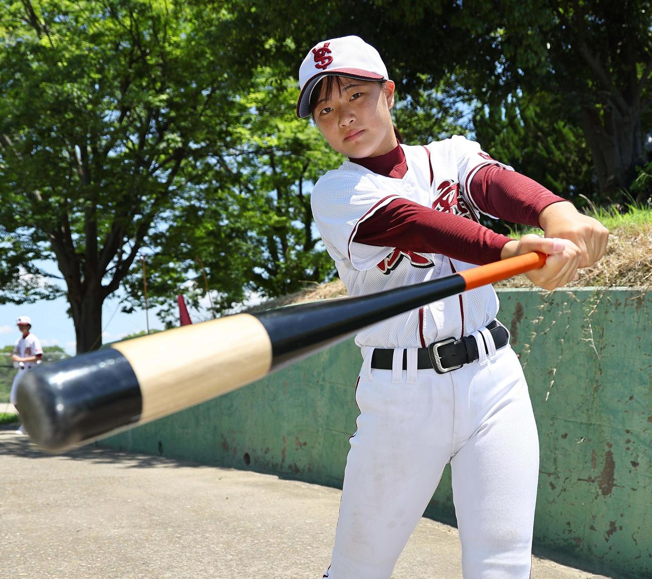 スイングを披露する淀商・主将の永宮来夢さん（撮影・上田博志）