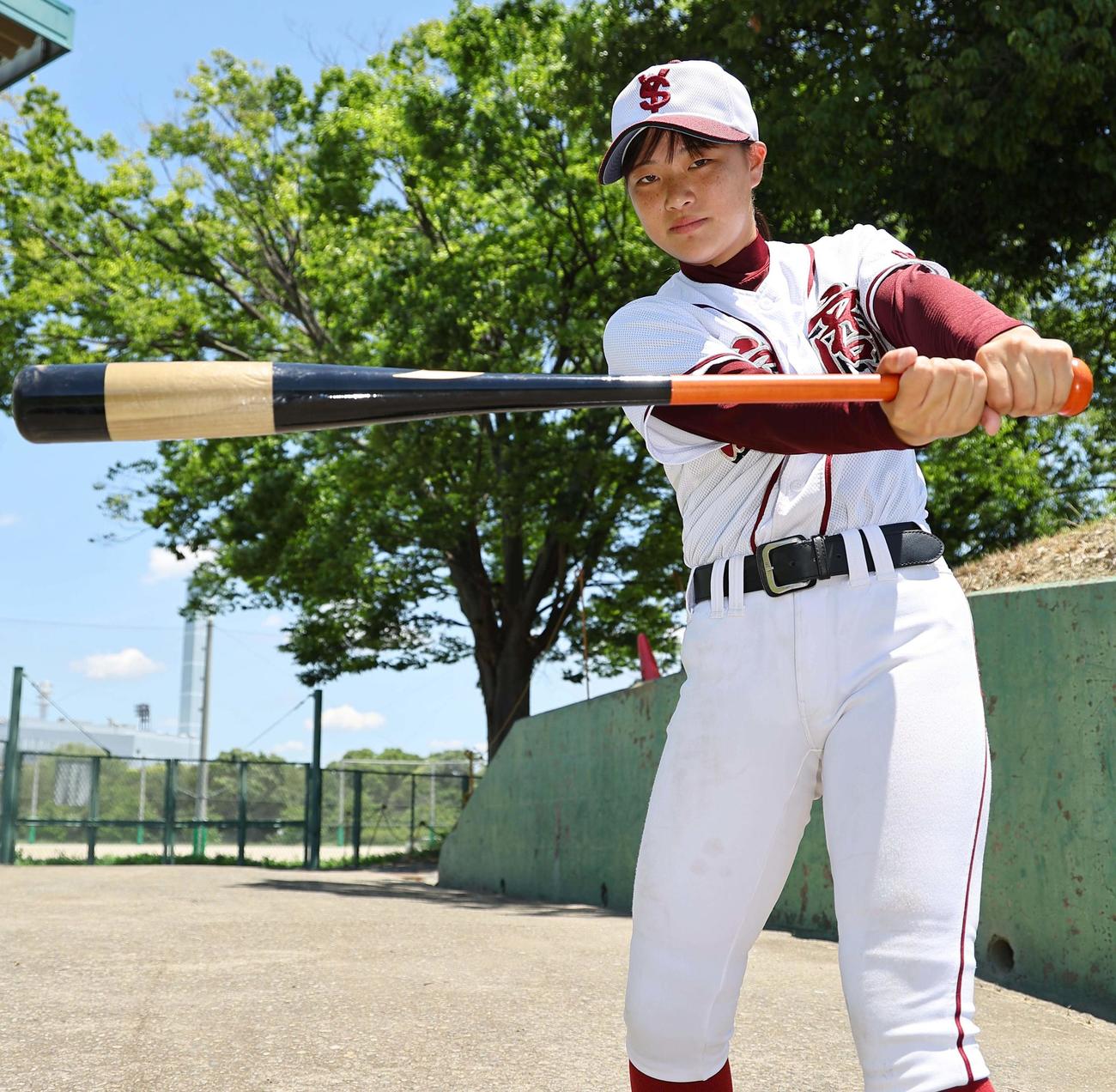 スイングを披露する淀商・主将の永宮来夢さん（撮影・上田博志）