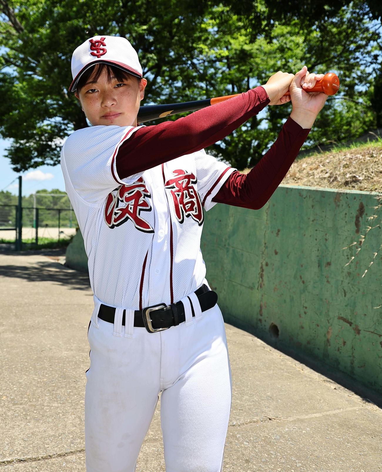 スイングを披露する淀商・主将の永宮来夢さん（撮影・上田博志）