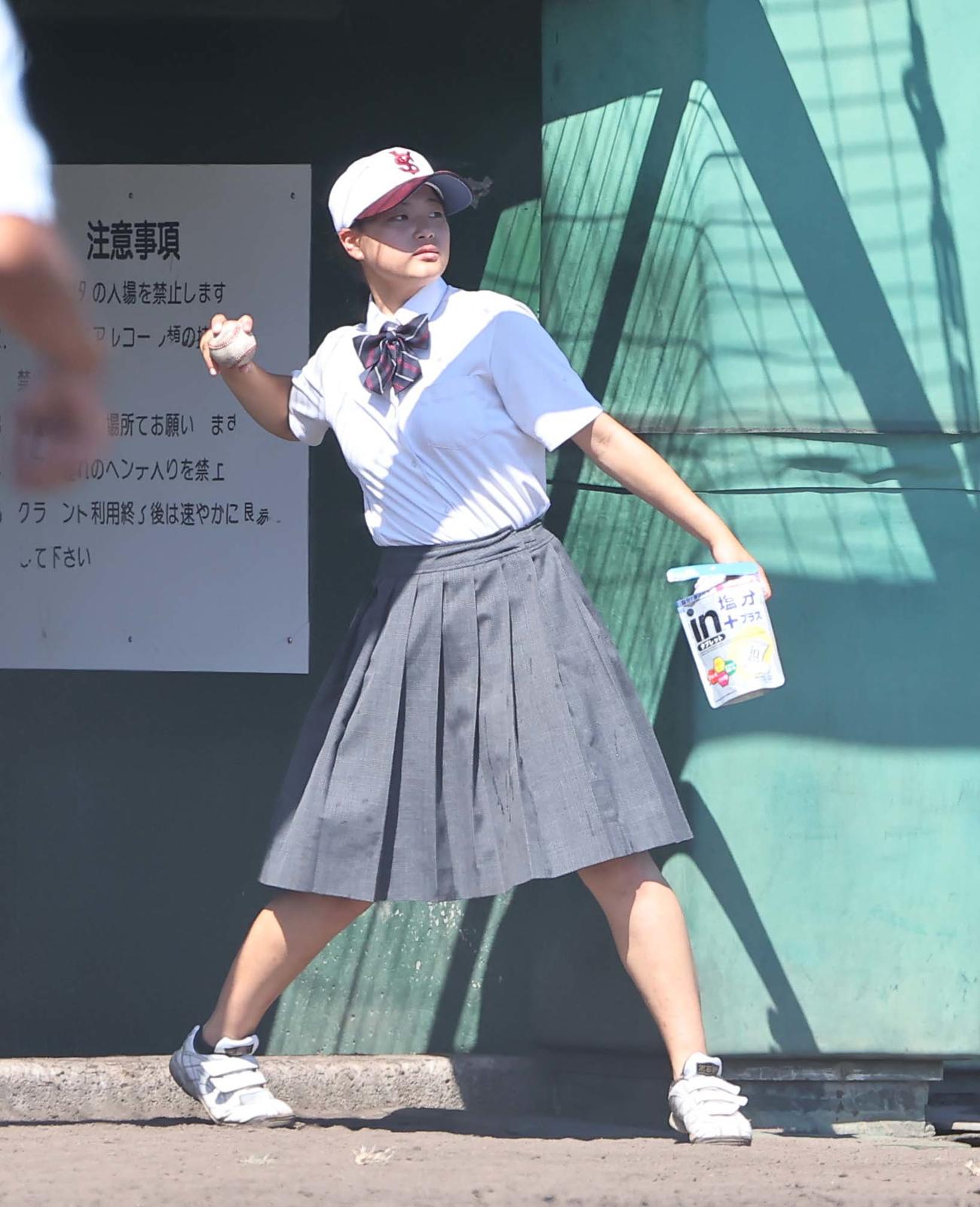 キャッチボール用の球を内野に投げる淀商・主将の永宮来夢さん（撮影・上田博志）