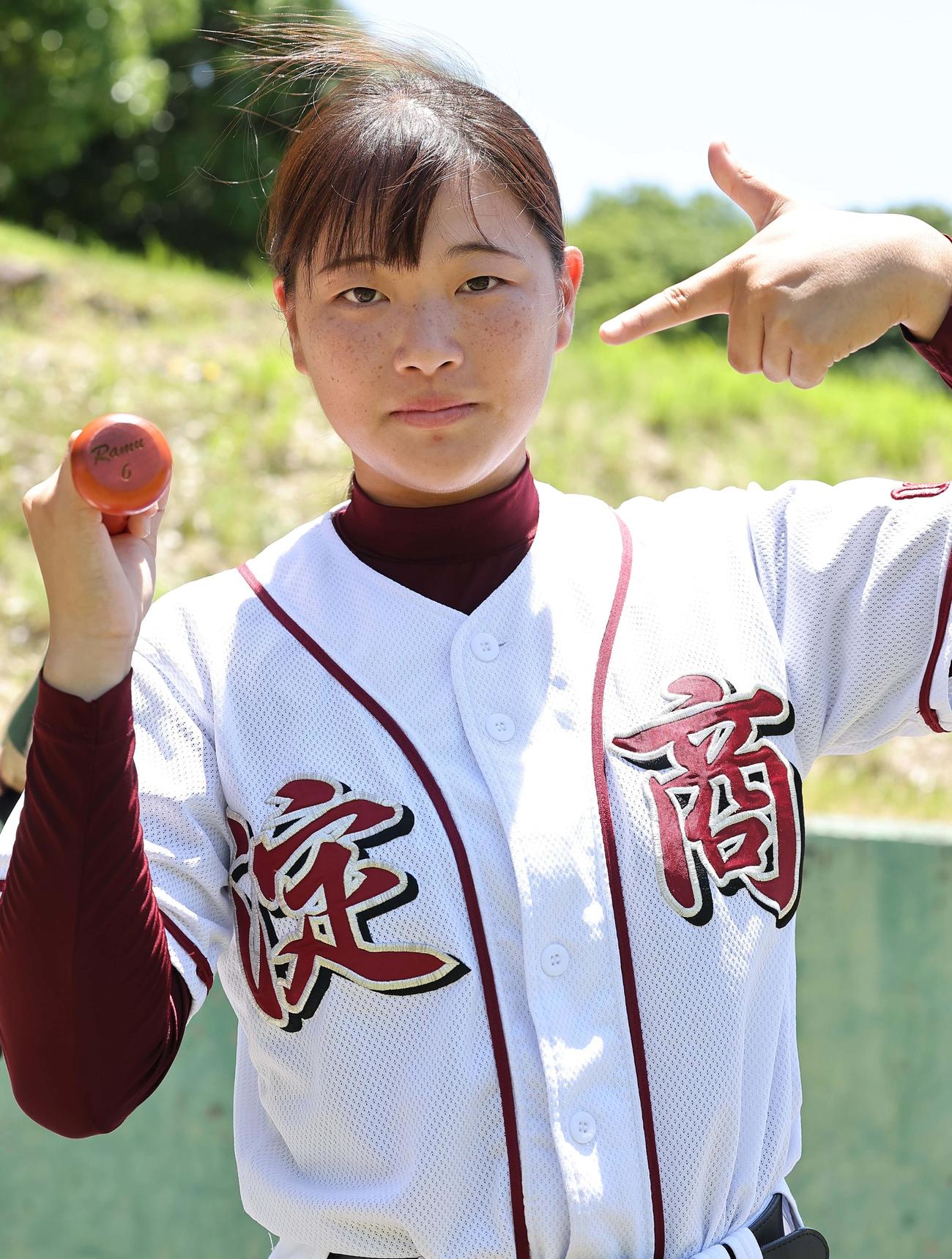 名前入りのフリップエンドを指す淀商・主将の永宮来夢さん（撮影・上田博志）