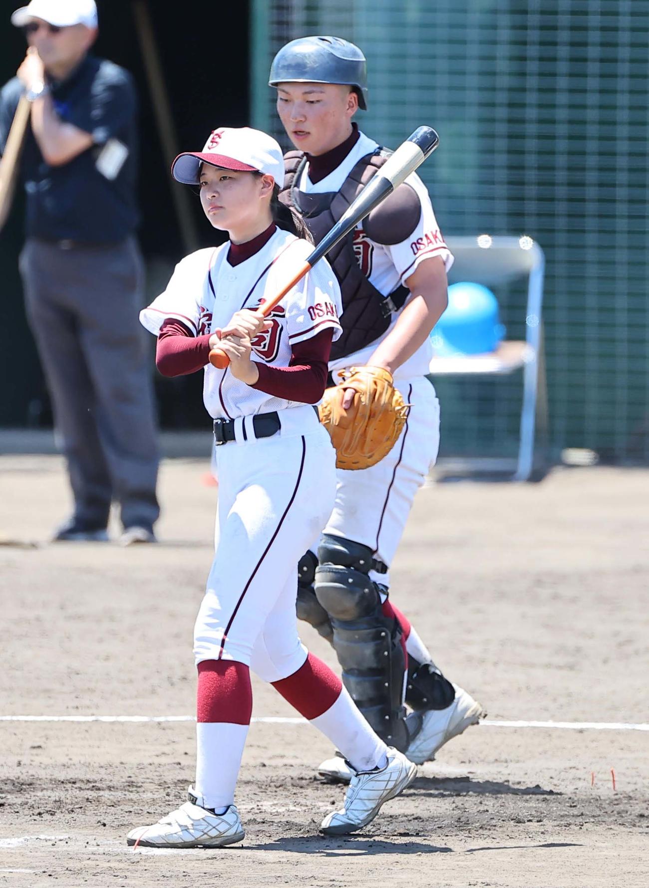 ノックをする淀商・永宮主将（撮影・上田博志）
