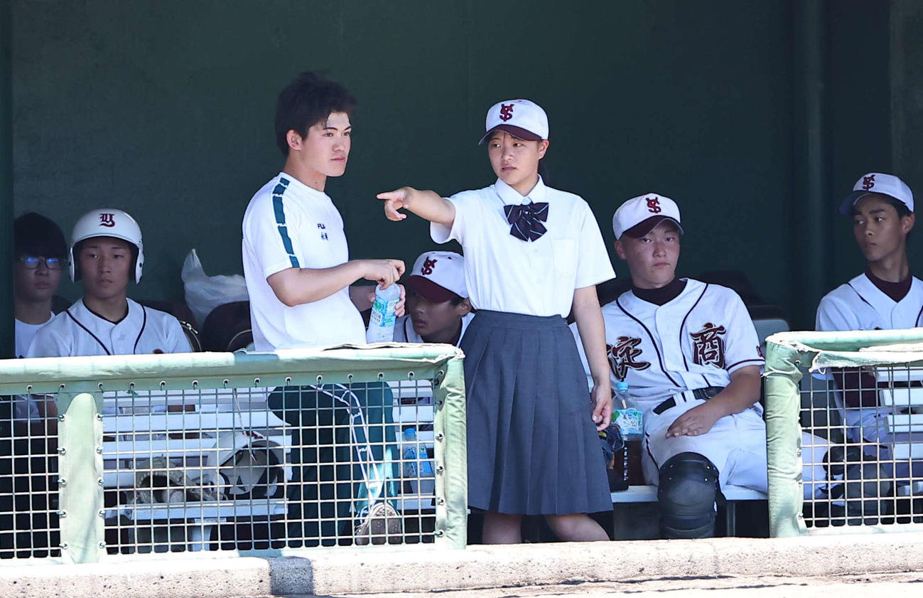 ベンチで指示を出す淀商・永宮主将（撮影・上田博志）