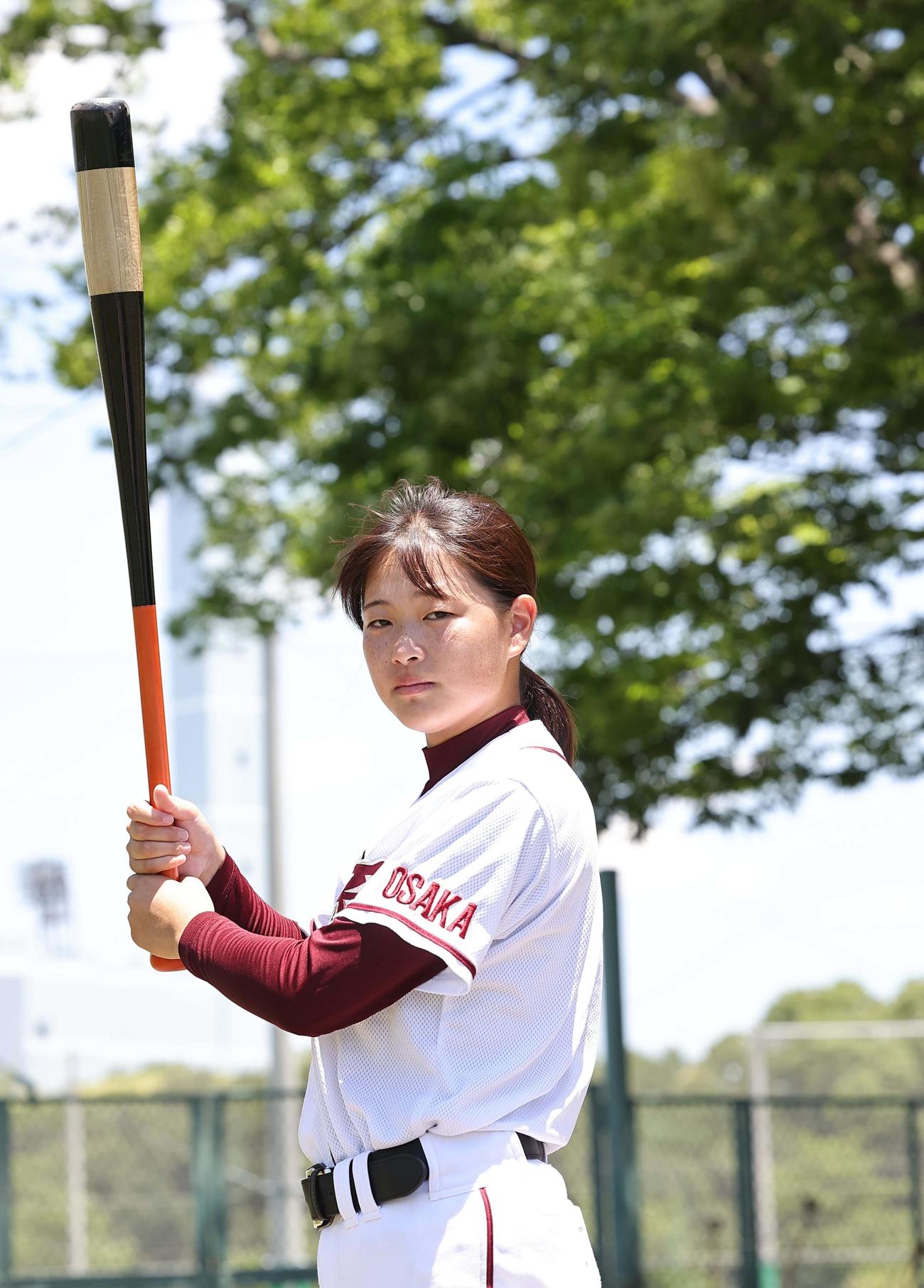 バットを構える淀商・主将の永宮来夢さん（撮影・上田博志）