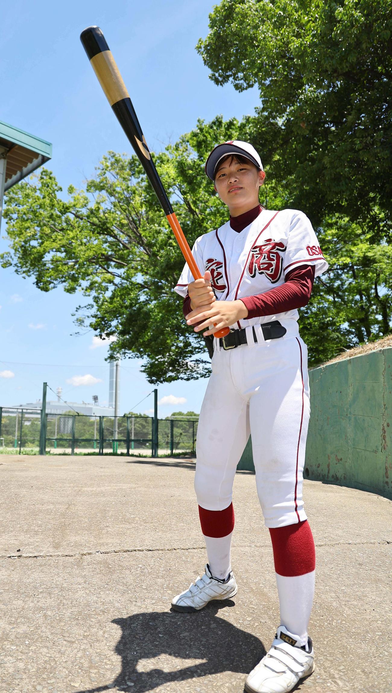 バットを手にする淀商・主将の永宮来夢さん（撮影・上田博志）