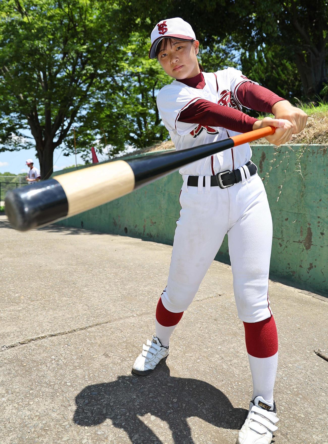 スイングを披露する淀商・主将の永宮来夢さん（撮影・上田博志）