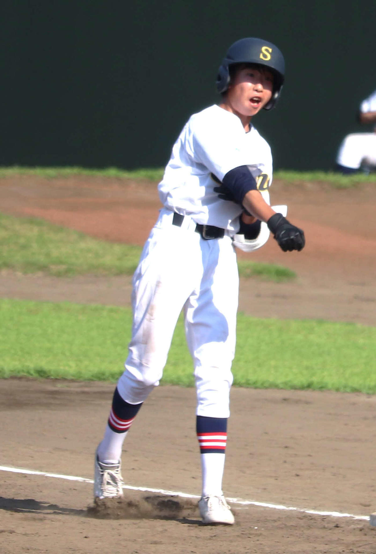 東村山西対青鳥特別支援　1回裏先頭の攻撃でチーム唯一の安打を放ち、一塁上でガッツポーズする青鳥特別支援・岩本（撮影・佐瀬百合子）