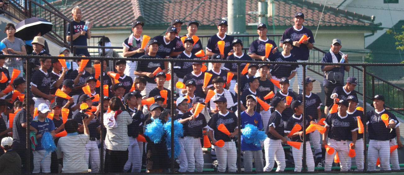 東村山西対青鳥特別支援　青鳥特別支援の友情応援にかけつけた八王子実践の選手たち（撮影・佐瀬百合子）