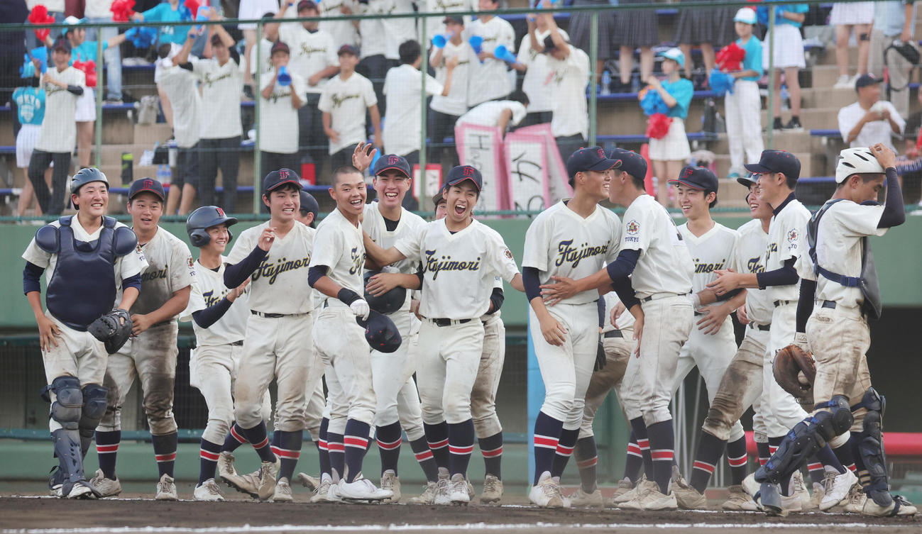 桐朋対富士森　7回コールド勝ちし喜ぶ富士森の選手たち（撮影・野上伸悟）