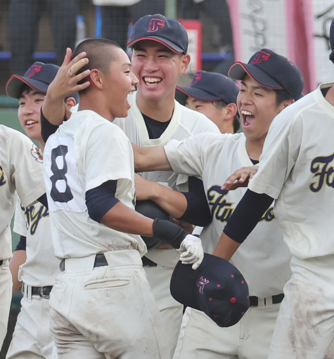 桐朋対富士森　7回コールド勝ちし喜ぶ国分（左）ら富士森の選手たち（撮影・野上伸悟）