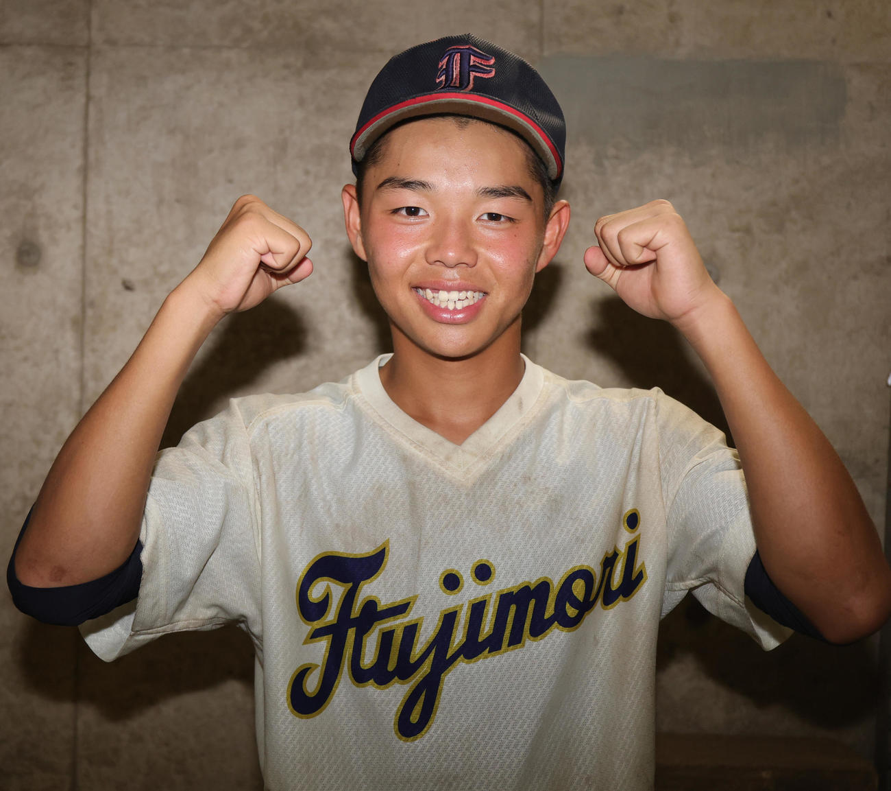 桐朋対富士森　7回コールド勝ちに笑顔でガッツポーズの富士森・国分（撮影・野上伸悟）