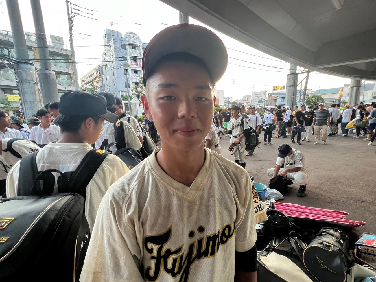 プロ注目の桐朋・森井から2点適時打を放った富士森・国分（撮影・金子真仁）