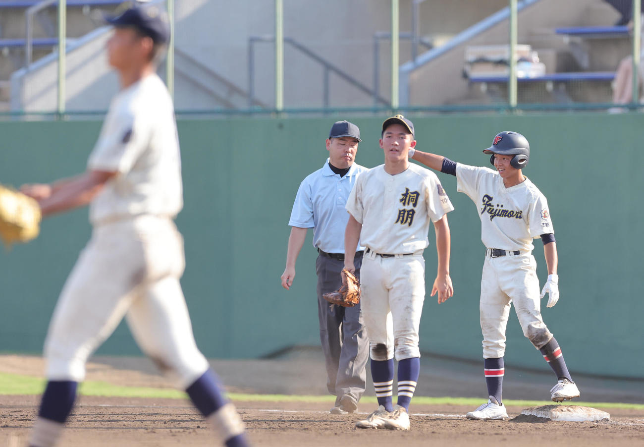 桐朋対富士森　1回裏富士森2死満塁、森井（手前左）から2点適時打を放ち喜ぶ国分（撮影・野上伸悟）