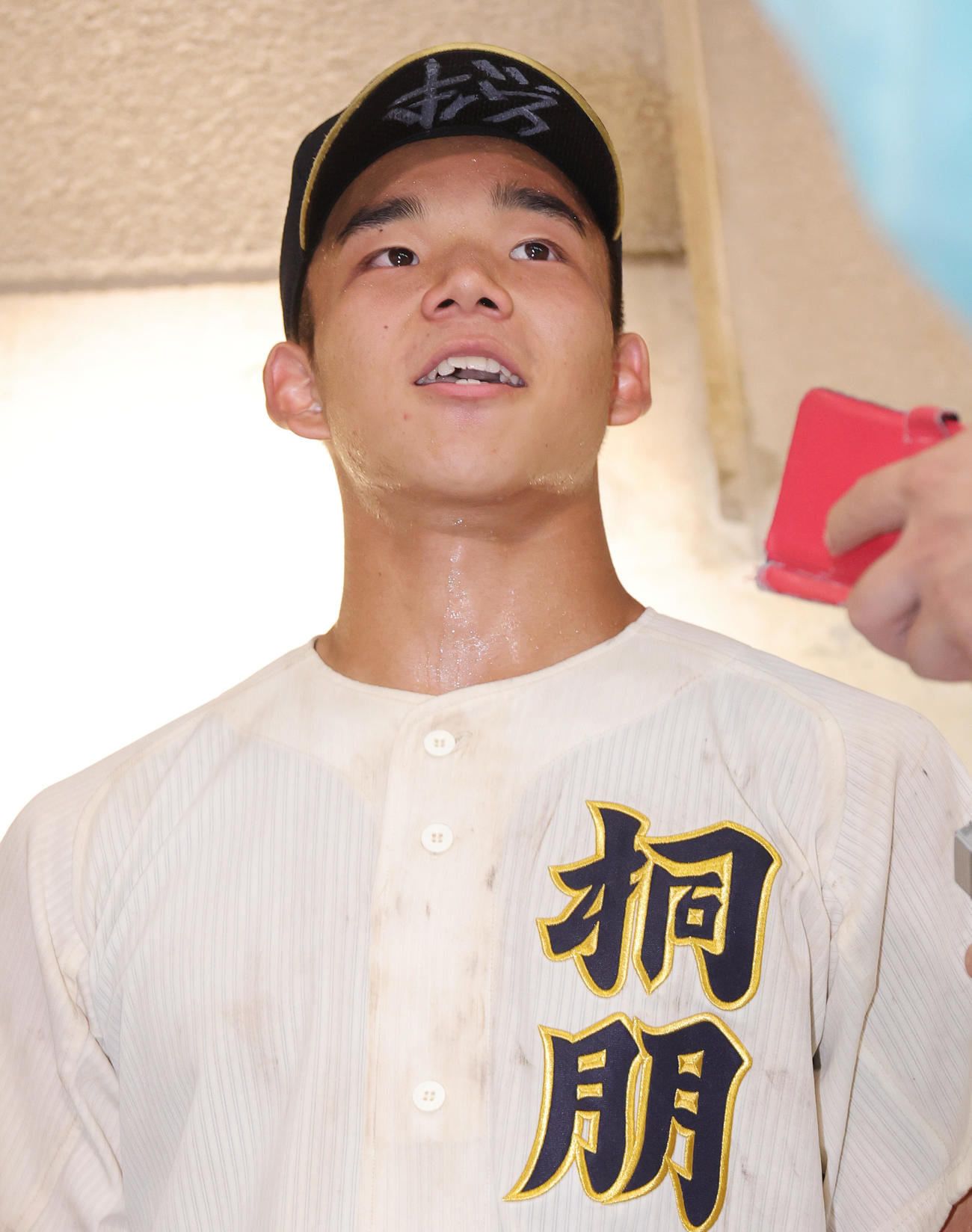 桐朋対富士森　7回コールド負けを喫し、会見する桐朋・森井。帽子のつばには「絆」と書かれてあった（撮影・野上伸悟）