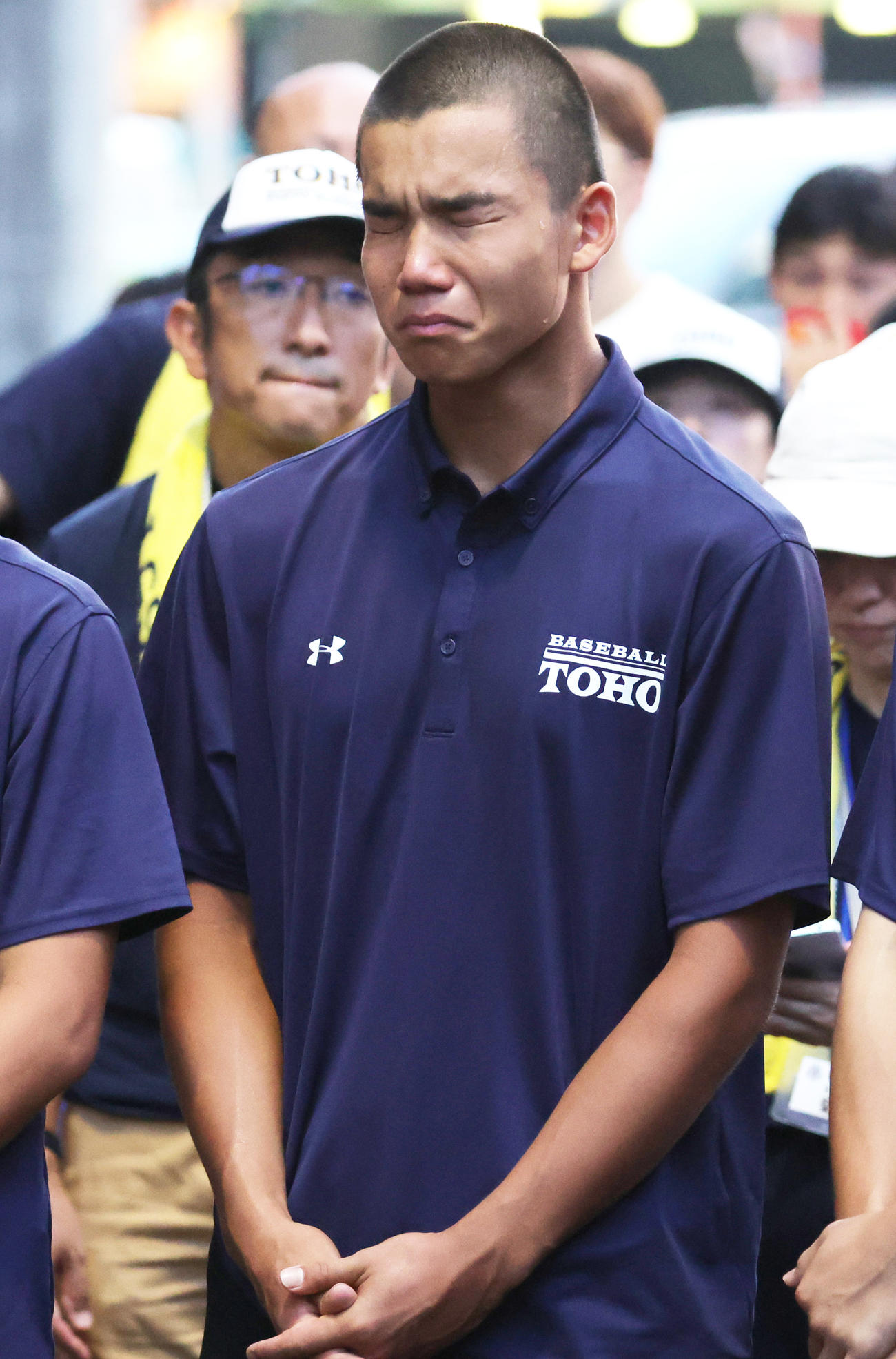 桐朋対富士森　試合後のミーティングで涙をこらえる桐朋・森井（撮影・野上伸悟）