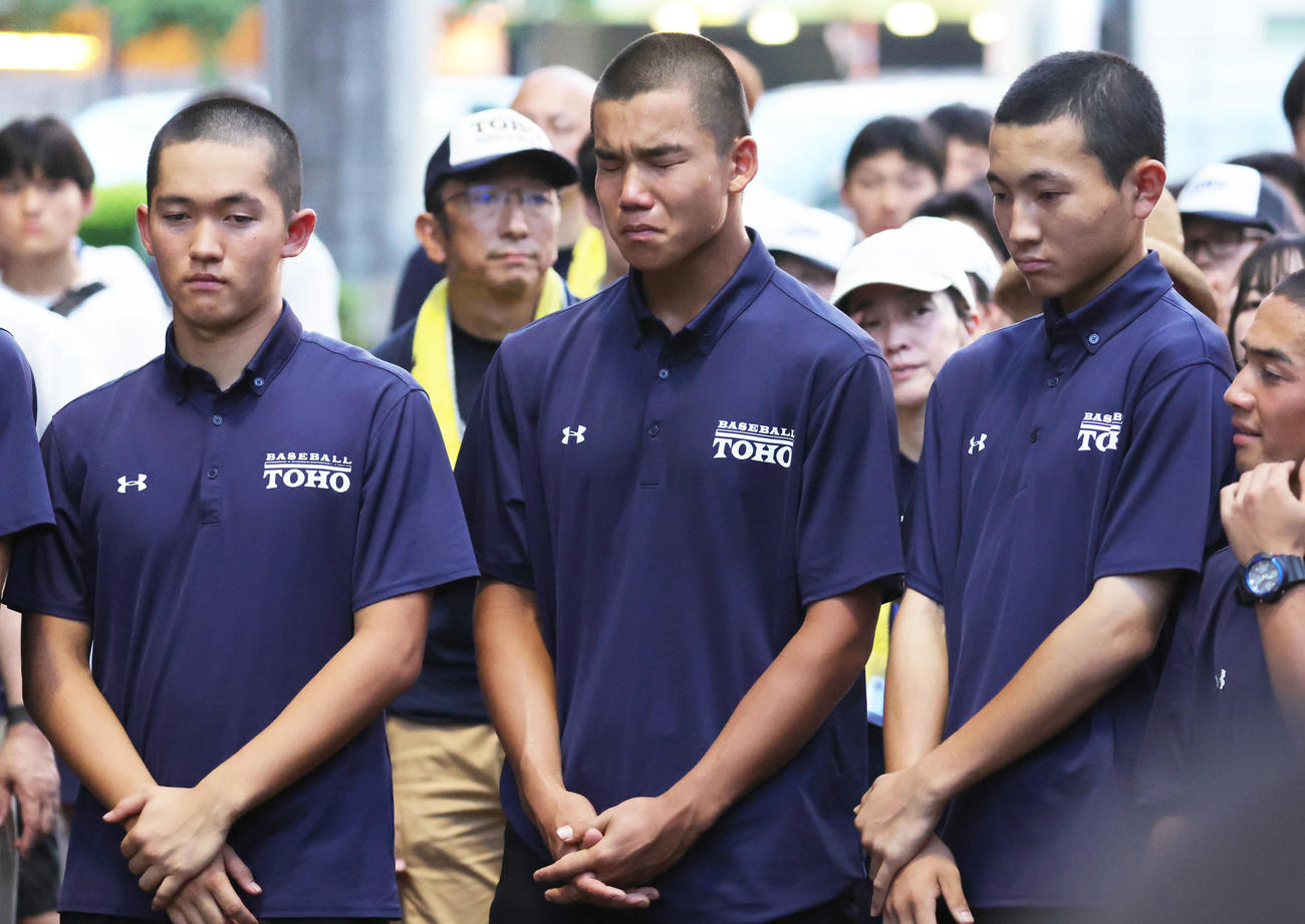 桐朋対富士森　試合後のミーティングで涙をこらえる桐朋・森井（中央）（撮影・野上伸悟）