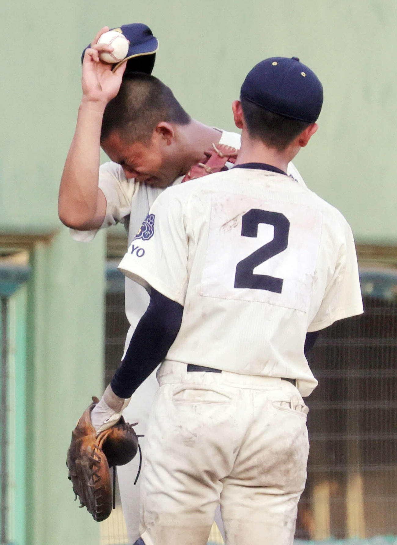 桐朋対富士森　7回コールド負けを喫した桐朋・森井は、捕手の西原（手前）とクールダウンのキャッチボールを終えると涙をこらえきれなくなった（撮影・野上伸悟）