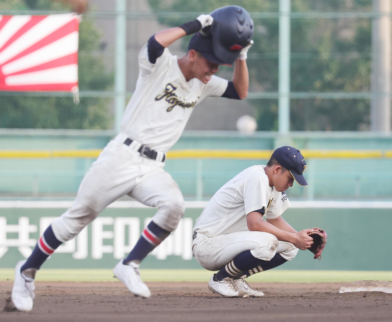 桐朋対富士森　7快コールド負けが決まりしゃがみ込む桐朋・森井（撮影・野上伸悟）