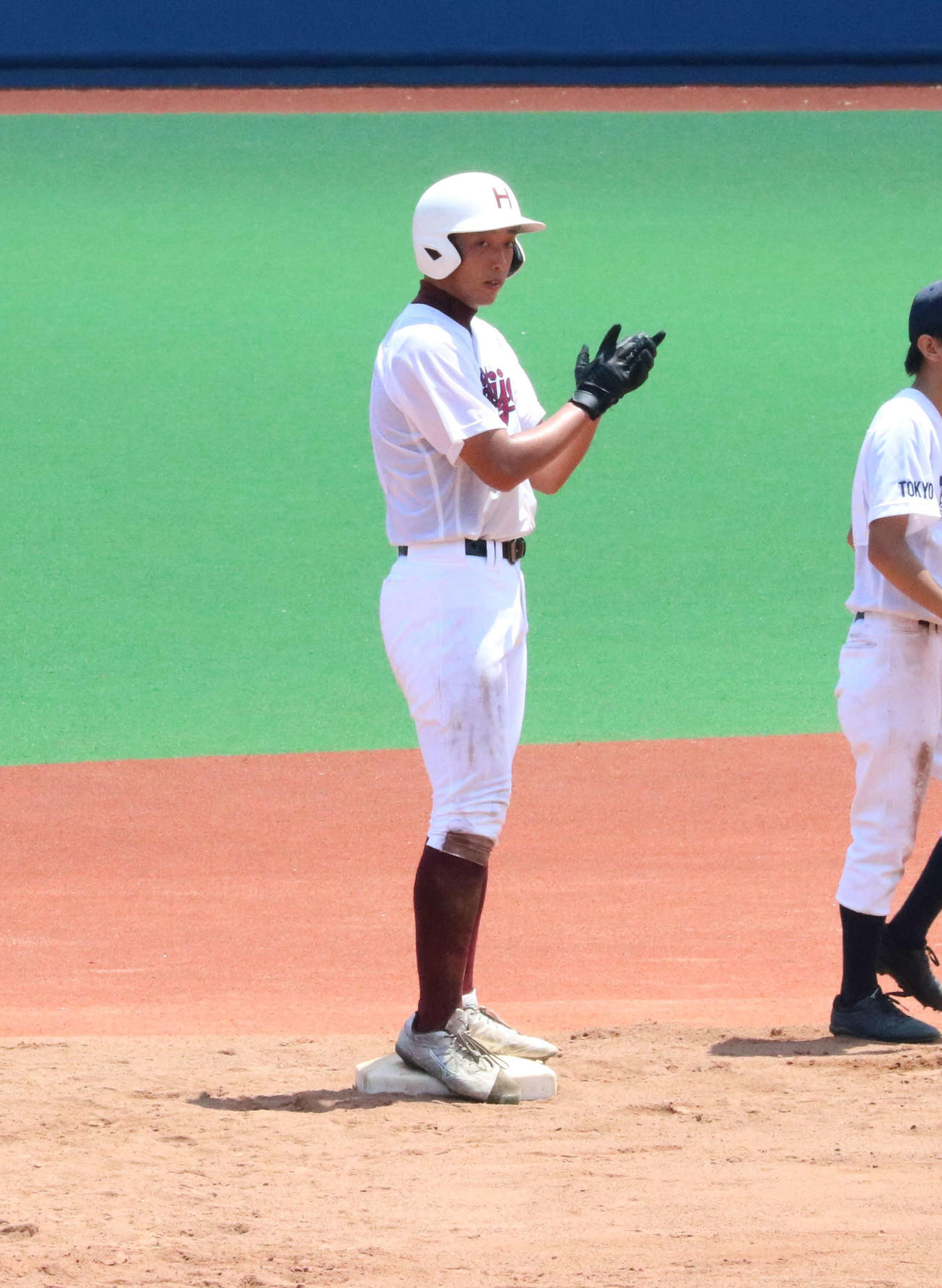 つばさ総合対八丈　2回裏八丈1死一、二塁、適時打を放ち塁上で手を叩いて喜ぶ上ノ山翼（撮影・水谷京裕）