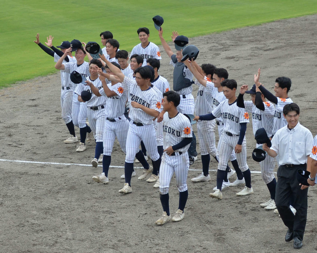 17人を起用し、全員野球で初戦を突破した東北ナイン（撮影・濱本神威）